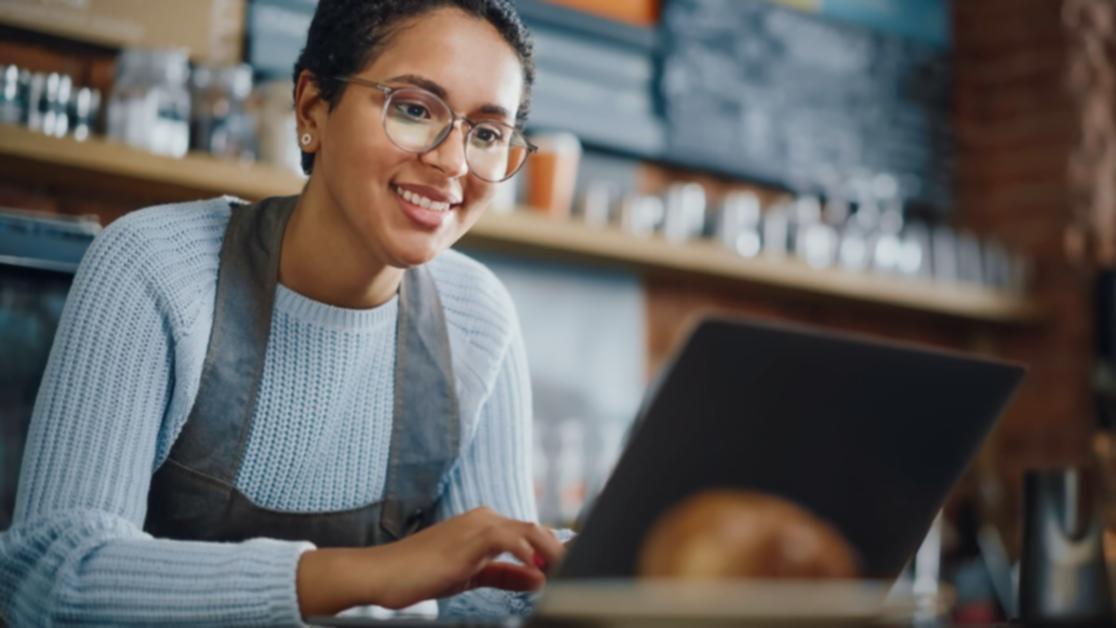 Estudiantes trabajando en ejercicios prácticos de contenido SEO