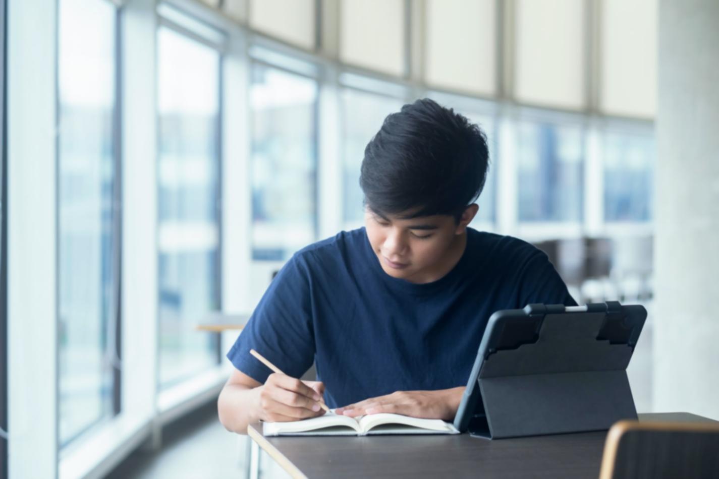 Espacio colaborativo de trabajo donde los estudiantes practican redacción SEO